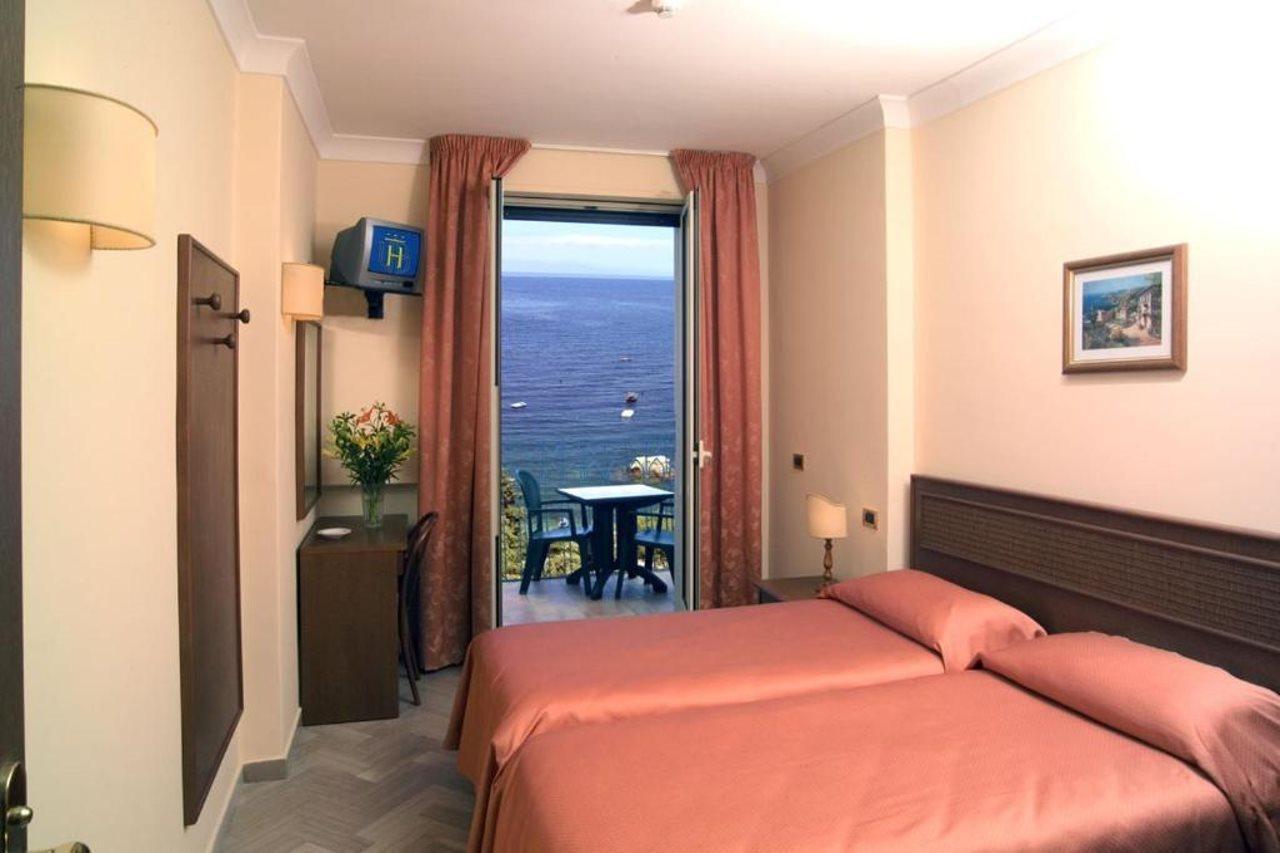 Hotel Villa Bianca Resort タオルミーナ エクステリア 写真