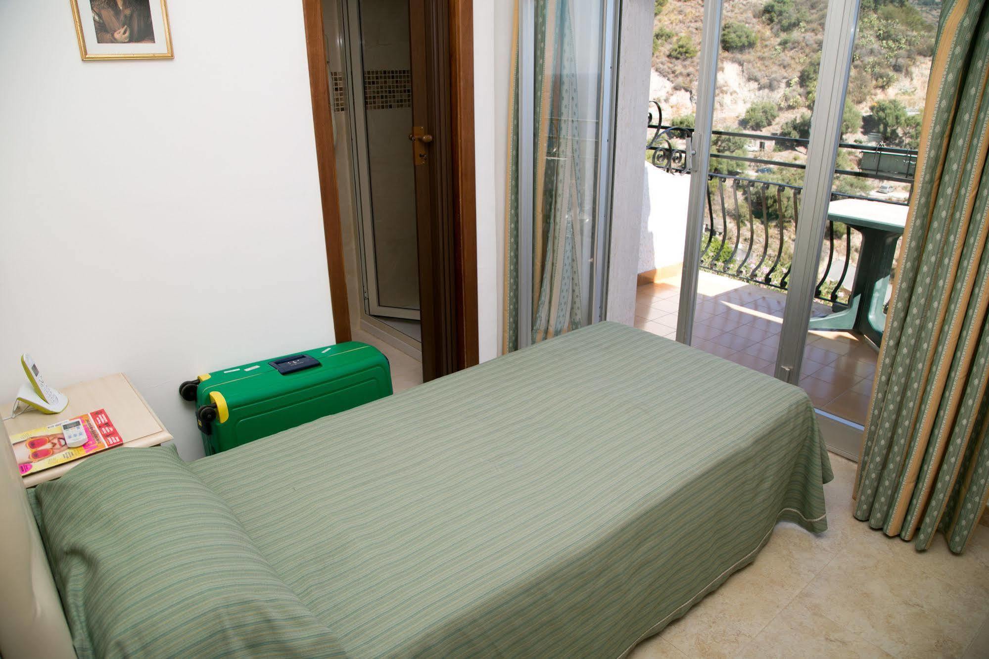 Hotel Villa Bianca Resort タオルミーナ エクステリア 写真