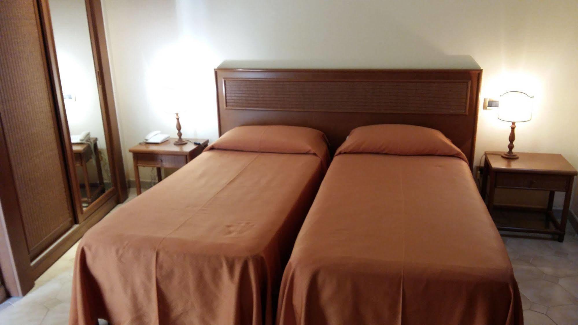 Hotel Villa Bianca Resort タオルミーナ エクステリア 写真