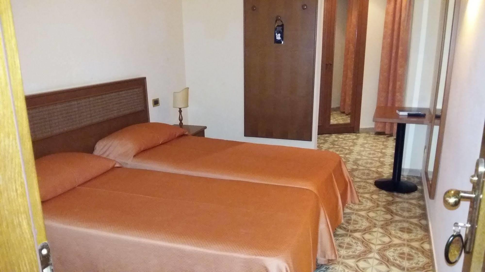 Hotel Villa Bianca Resort タオルミーナ エクステリア 写真